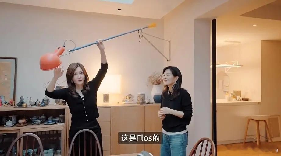 演员刘孜请朋友来她在北京的豪宅家里参观，装修风格看着很杂，但不失高级，客厅有一整