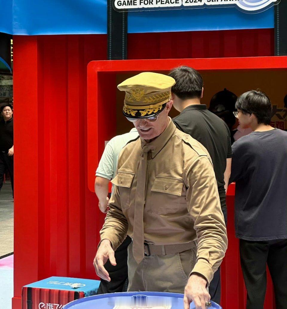 #和平精英麦克阿瑟#麦克阿瑟在和平精英都开始活跃了，和平精英太会整活儿了！ ​​