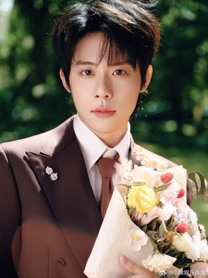 周奇 脸颊痣 谁能拒绝有脸颊痣的周奇，温柔又矜贵，这颗痣让他在人群里特别突出，辨