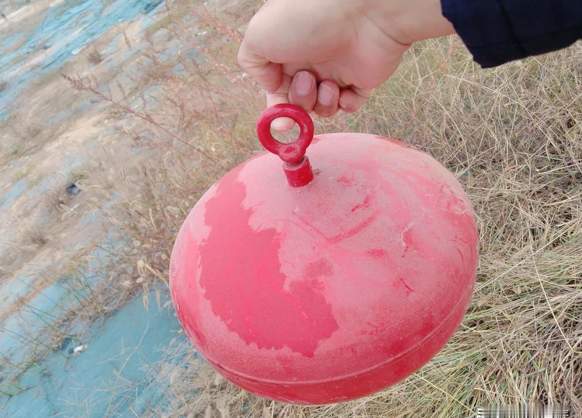 小卖铺搬了，地上留了一堆红球球，提手一拽，吓坏施工的小张。
他以为是啥危险品，差