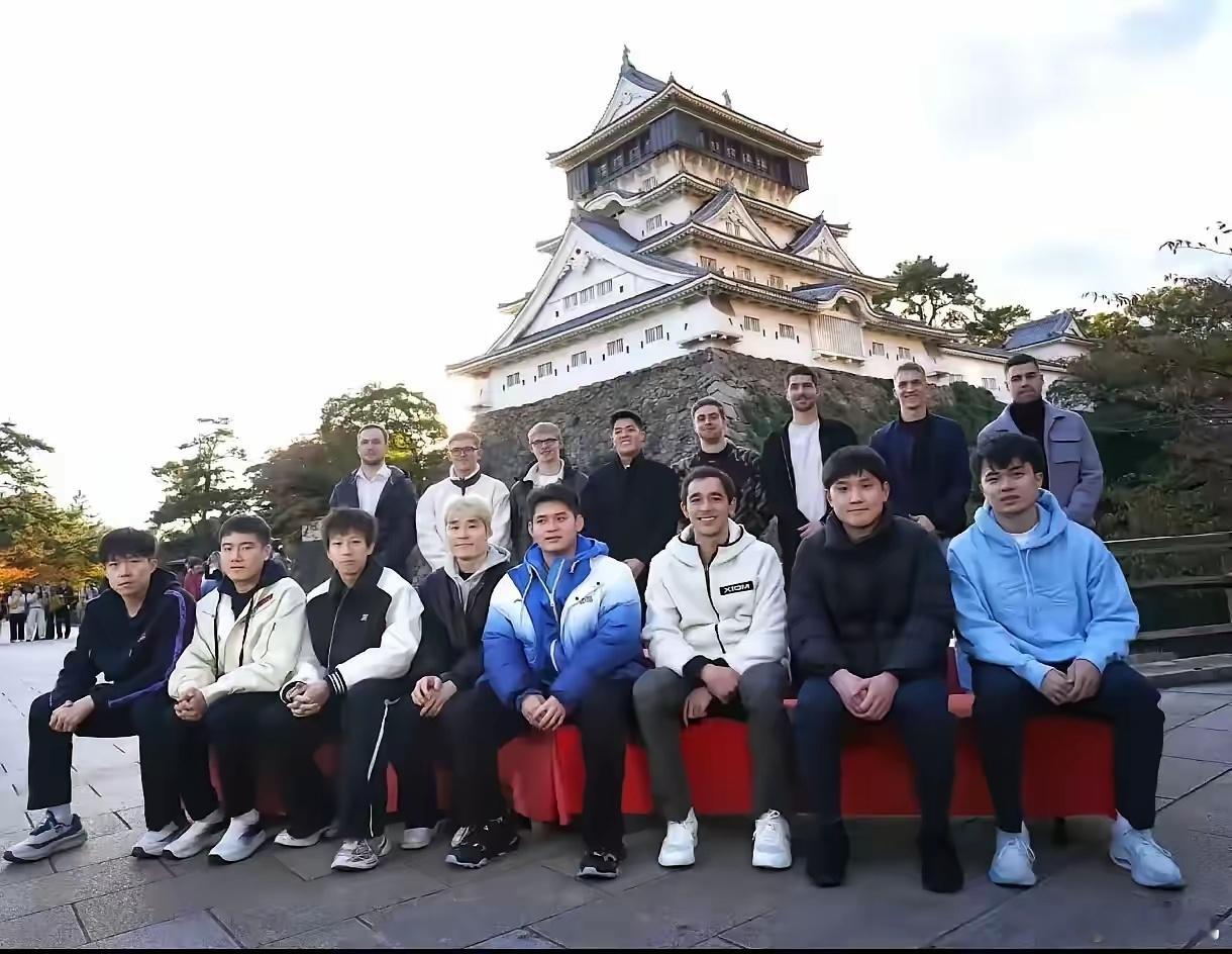 国乒连输五场 福冈总决赛合影，林诗栋在C位，世界第一王楚钦在边角。合照暗示有这样