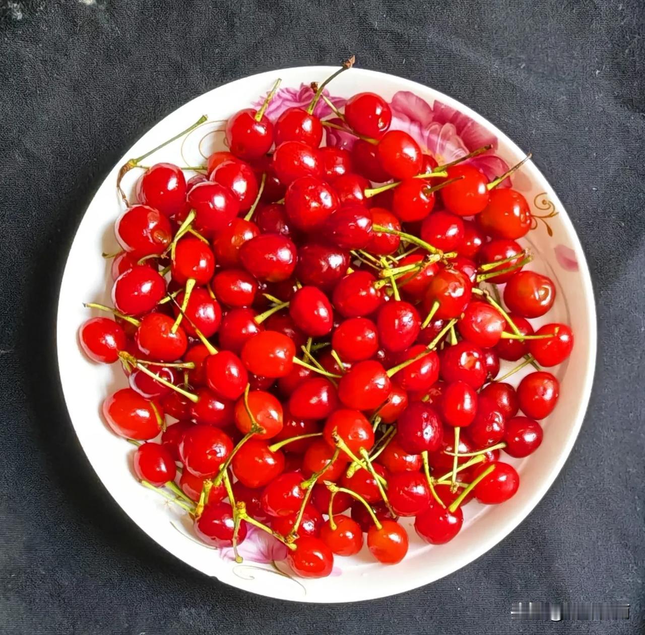 现在又到了一年一度吃樱桃
的季节，贵阳的樱桃大量力上市，今天才卖8元一斤，太便宜