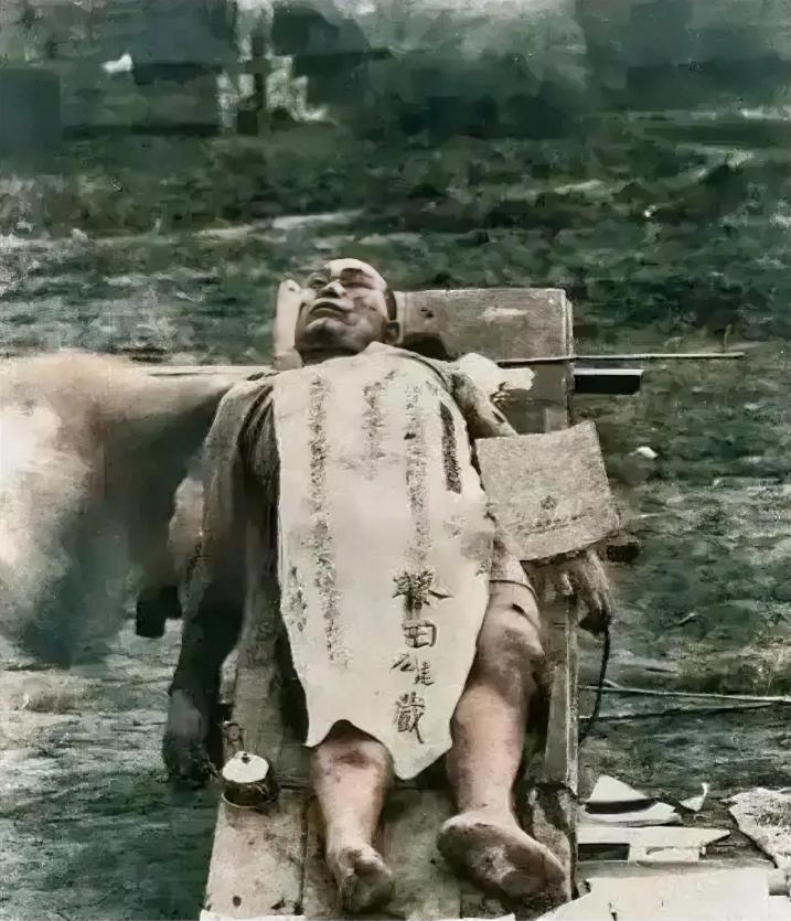 1939年，一个日军飞行员跳伞后，还用手枪打死了一名船工，我军战士大怒，将他击毙