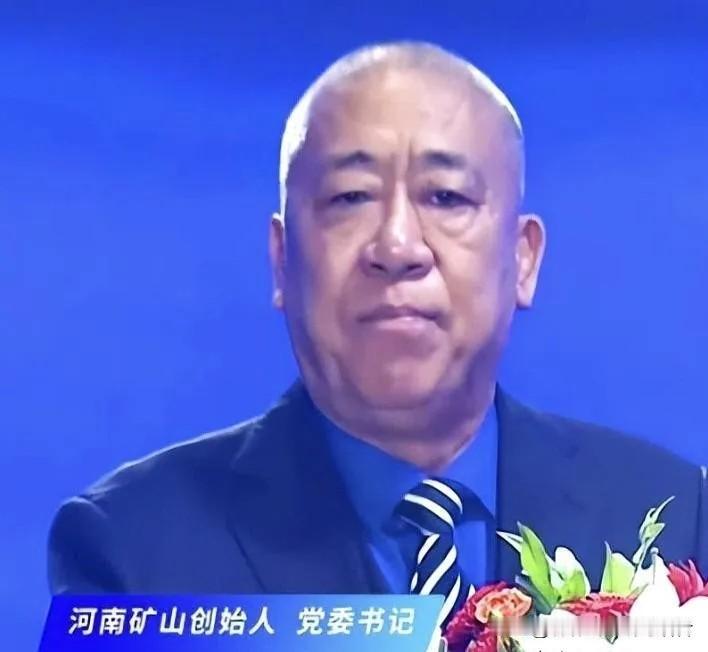 河南矿山负责人崔培军远在外地出差，一条本地暴雨的本地新闻推送，让他当即做出停产决