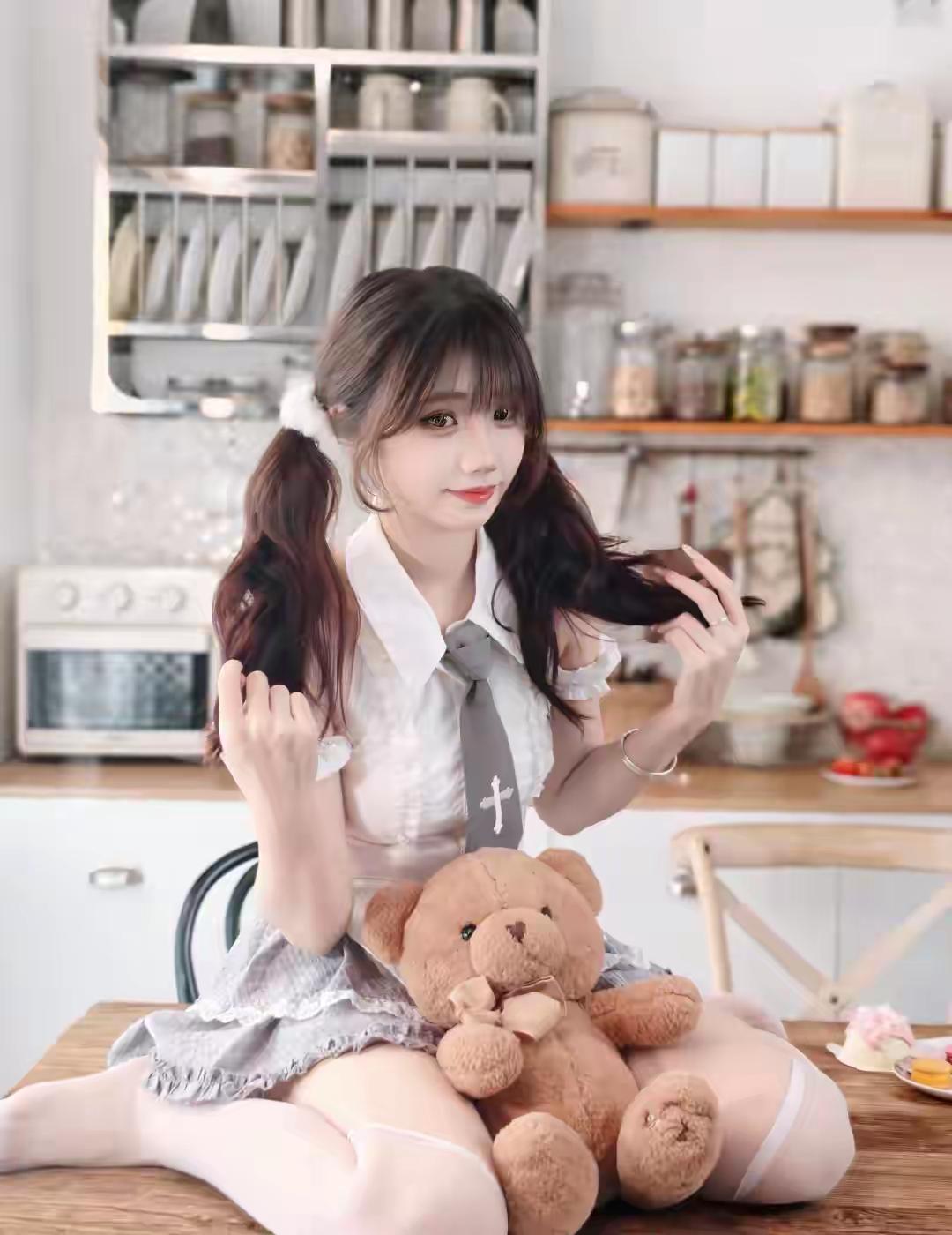 可爱少女与毛绒熊的温馨时光🧸💕