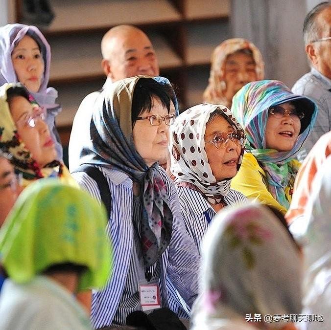 一个日本妈妈带孩子出门散步，看到五个像是穆斯林的人迎面走来，吓到心脏狂跳逃跑，觉