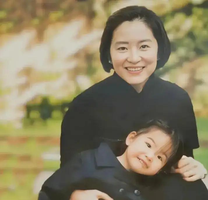 有一种人就是自带光芒，林青霞就是这样。林青霞在人群中总是特别突出，很出彩。
林青