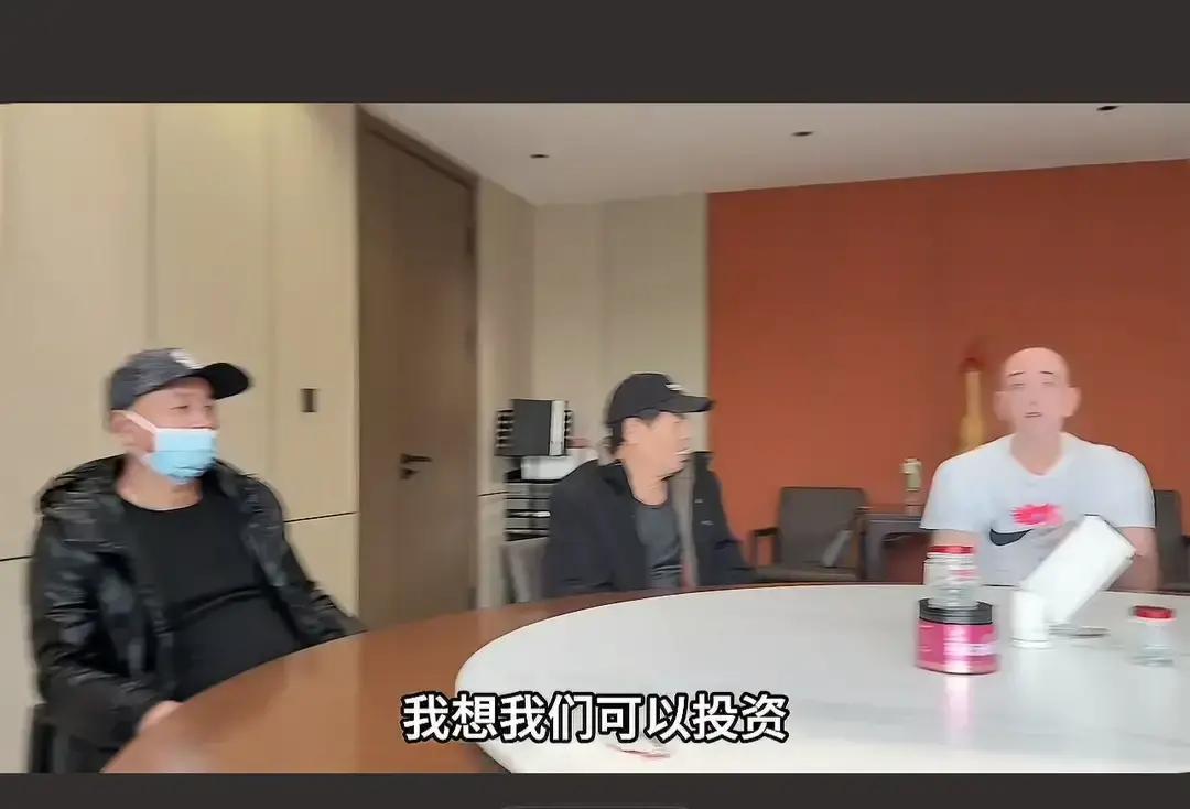 果不其然。

山姆突然宣布了，准备买一块地搬出去，想要一个安静的环境。
本周在北