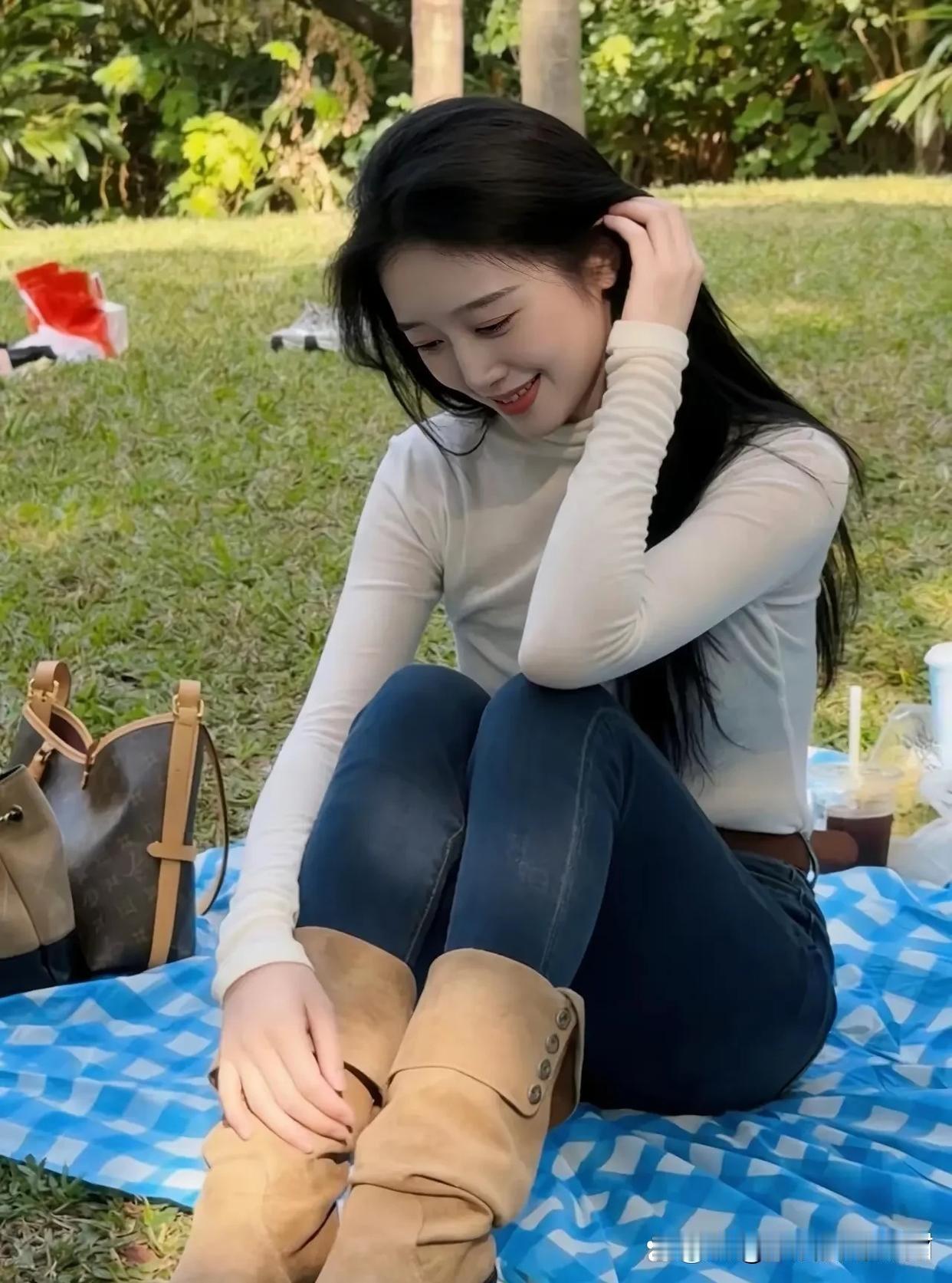 晒图笔记大赛 晒图笔记大赛这主题太赞了，阳光下的野餐时光简直绝了！就像吴谨言穿黄