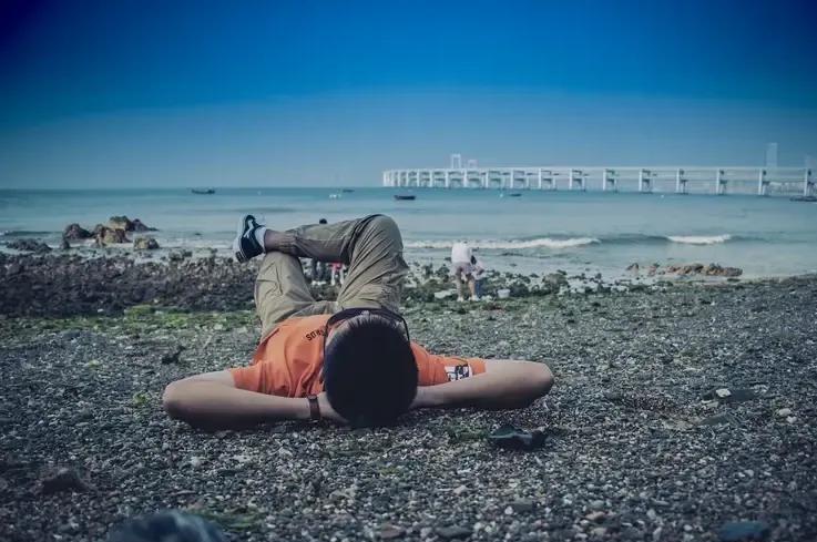 七夕是情人过的日子，你只不过是相亲对象。

男同事小李七夕约相亲对象吃饭被直接拒