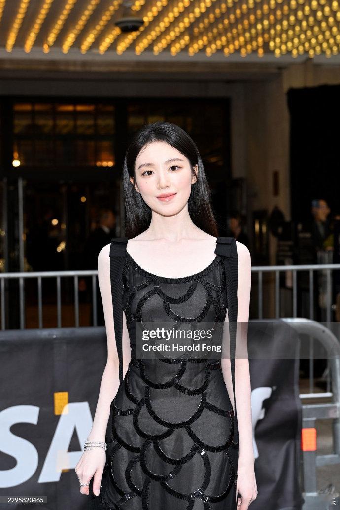 叶舒华出席多伦多国际电影节叶舒华电影首作首映礼 属于演员叶舒华的首映时刻，在多伦