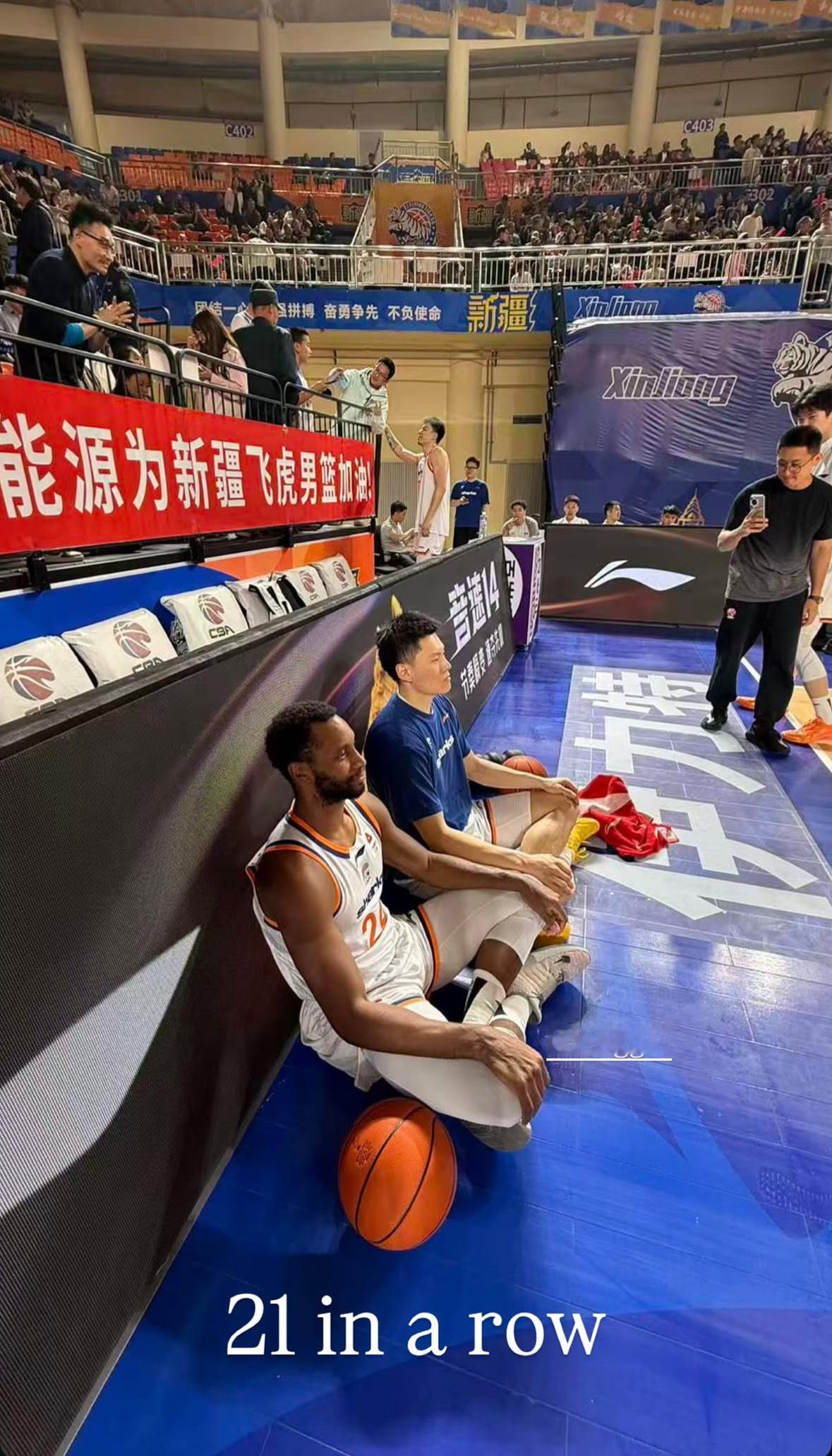 李弘权晒出今晚比赛中断期间，他和弗格在场地边坐禅弗格转发上海久事大鲨鱼爱来自辽宁