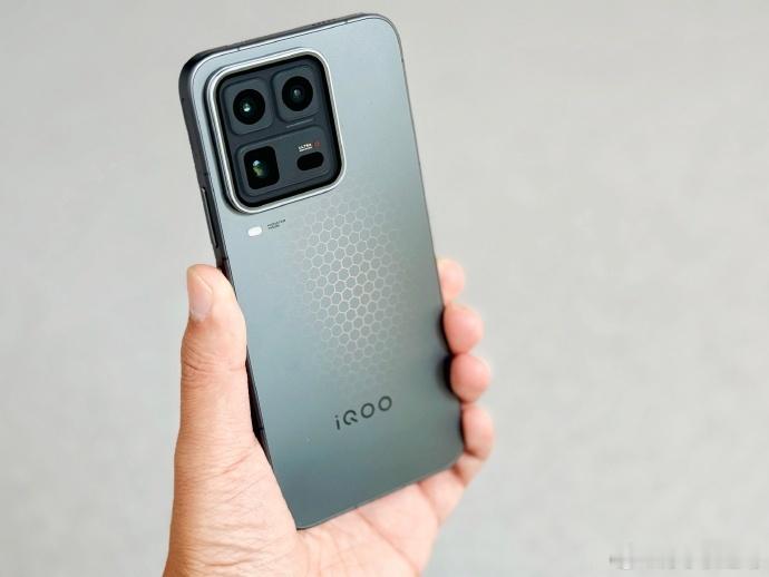 iQOO15T兄弟们，这款手机我已经用几个月了，真感觉和标准版和Ultra定位不