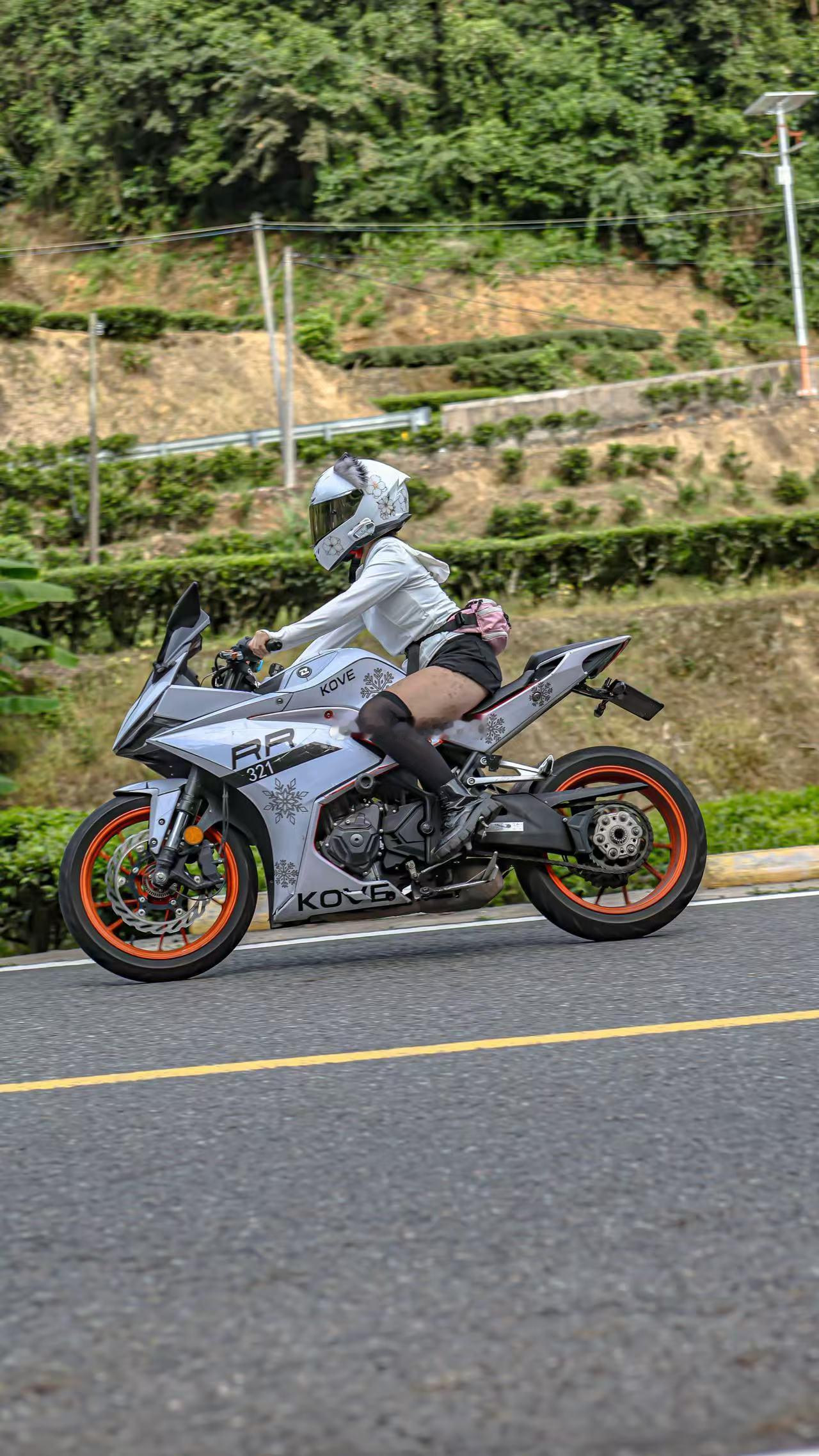 女骑：美不美？帅不帅？？？ 