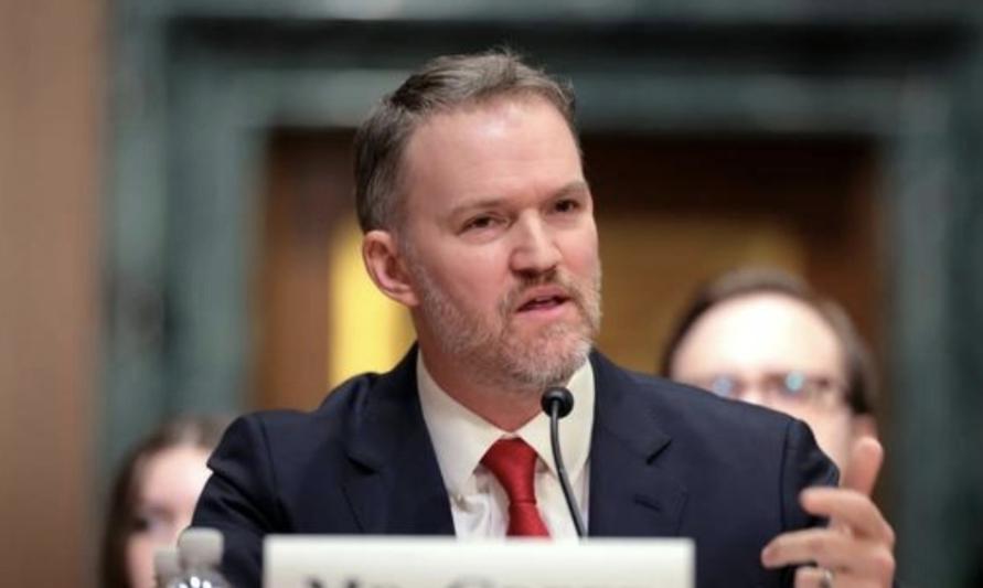 美国商贸代表高兴地对记者说，在去年因为特朗普政策的影响中美贸易逆差下降了30%，