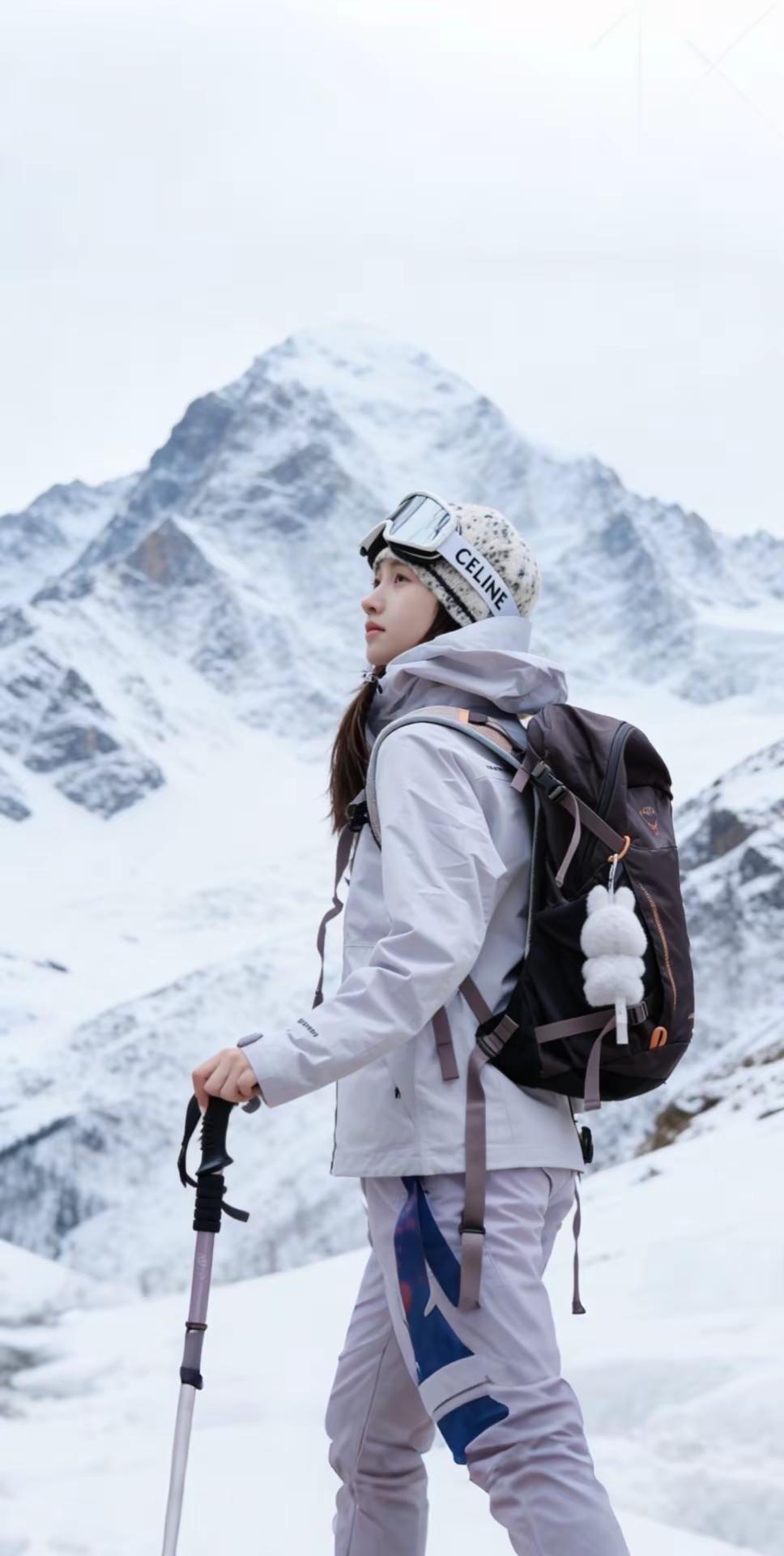 没想到第一次见到雪 感受到的却不是寒冷  雪山 徒步 小米汽车