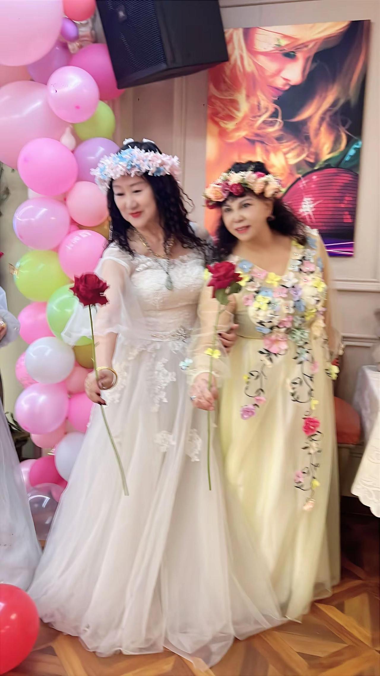 姐妹们开心相聚，一个好姐妹们舞厅，老板娘为我们准备了好多晚礼服。旗袍。民族风服装