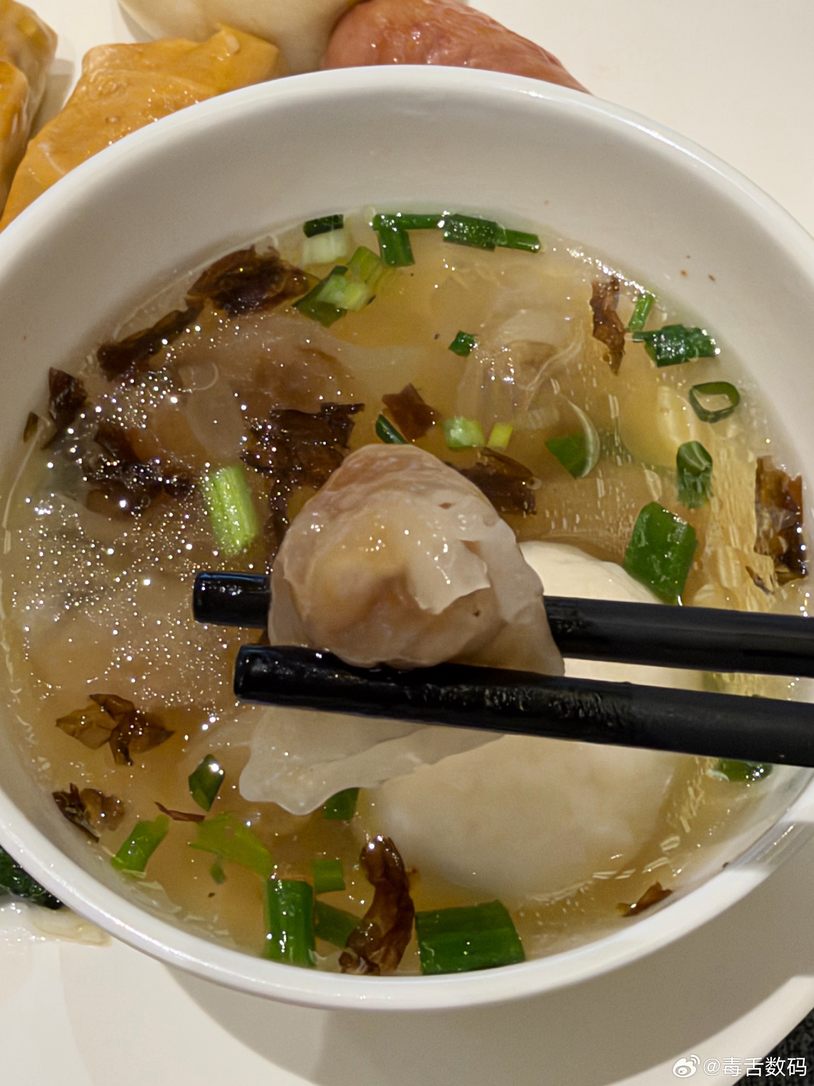 早安，今天早餐吃的这个叫“肉燕”，第一次吃，形状类似馄饨，我问小姐姐这个和馄饨有