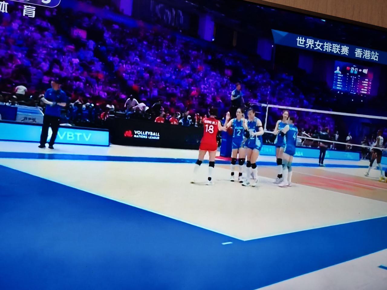 2026年7月11号世界女排联赛香港站的比赛，中国女排对阵多米尼加女排，第一局中