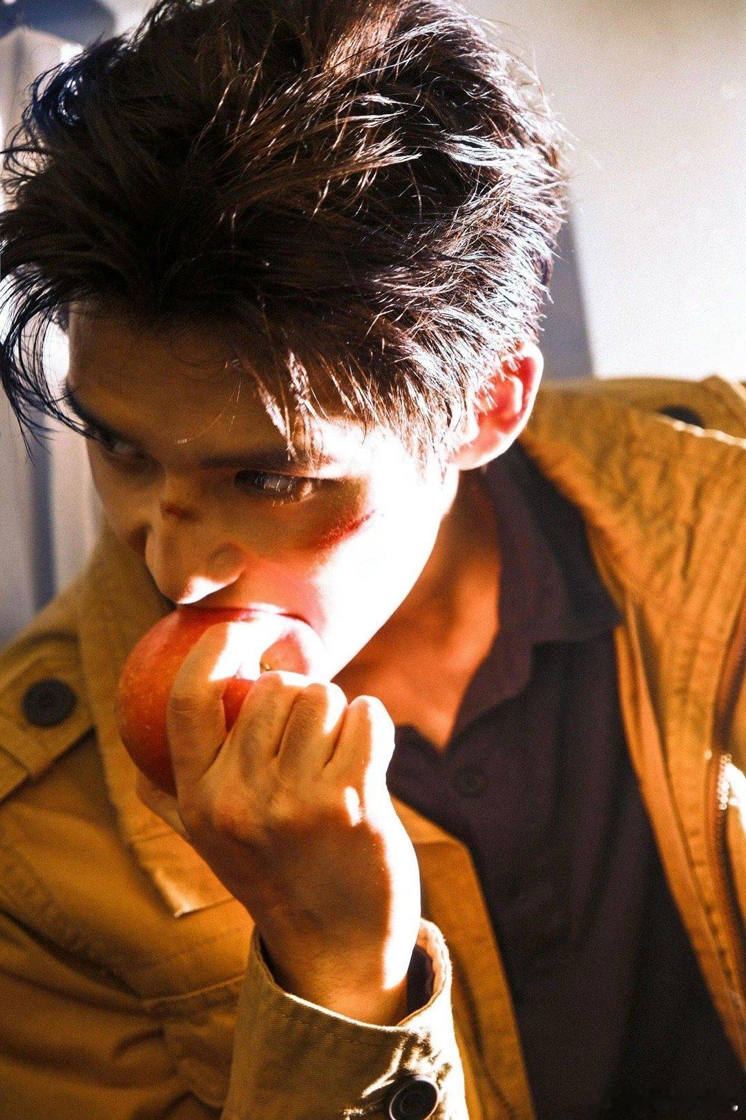 王安宇当反派也专业的大侦探玉佩是铁证，笑容是反击。王安宇用一记邪魅笑告诉所有人：