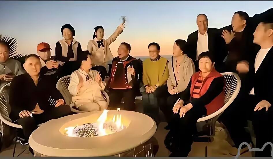 离谱！圣诞夜13位老艺术家加州豪宅唱《我和我的祖国》网友怒了：吃相太难看
 
真