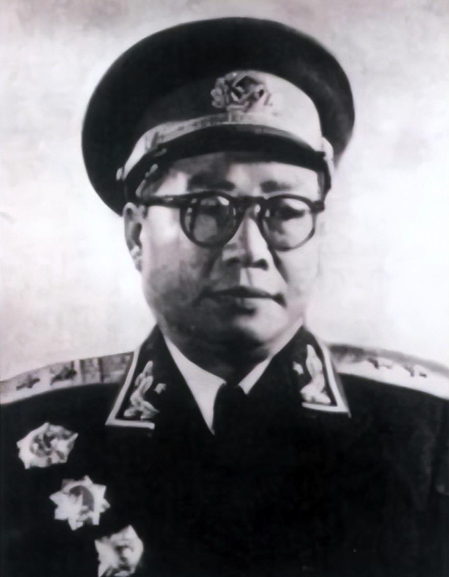 1935年，娄山关，21岁团政委右腿被炸碎，医生拿木锯截肢三次。谁都断定他挺不过