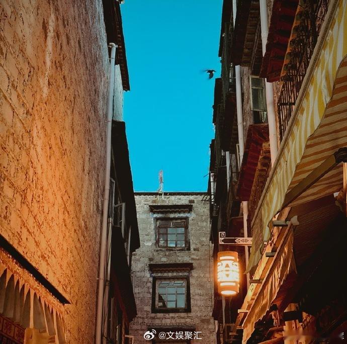 #来西藏每天两眼一睁就是享受# 走进西藏的小巷，寻找那些被时光遗忘的角落。这里充