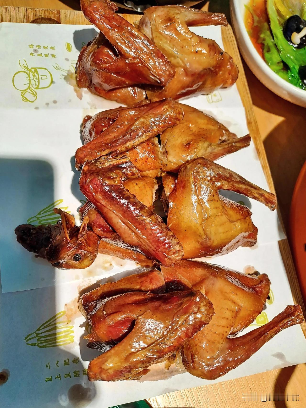 冬天就适合去品尝美食，大章鸽必须榜上有名！他家的鸽子肉质鲜嫩多汁，一点都不柴，浓