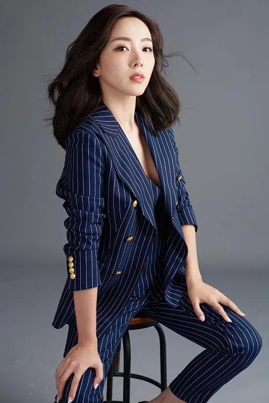 主持人，李思思说，我大一的时候过生日，我妈给我打电话说，孩子，我今年不能陪你过生