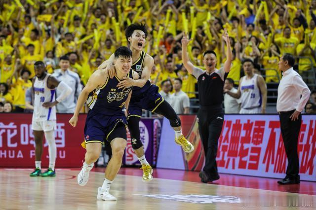 今晚的京粤大战生死战广东队给球员们开出了200万赢球奖。 