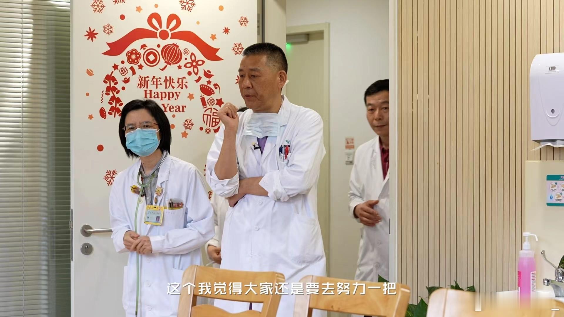 #一颗心的跳动一群人在拼命#当医生们在白色大楼中奔跑时，展现的正是生命的希望。他