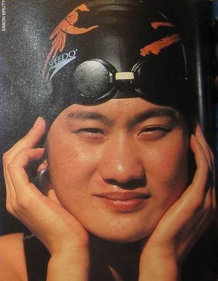 她曾斩获32枚金牌，却遭国家队除名，姓名还被用作纪年称号；告别泳坛后，她才惊觉自