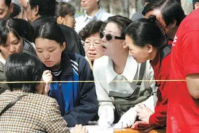 是啊，时间真的不等人。
去年还在为中考紧张，一转眼，又一批孩子要冲中考、高考了，