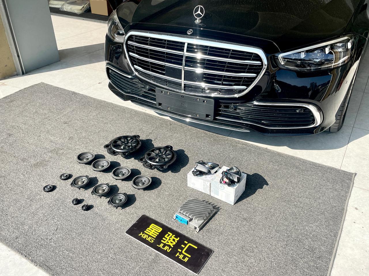 奔驰S400L商务型升级柏林之声音响效果
Burmester@3D环绕立体声音响