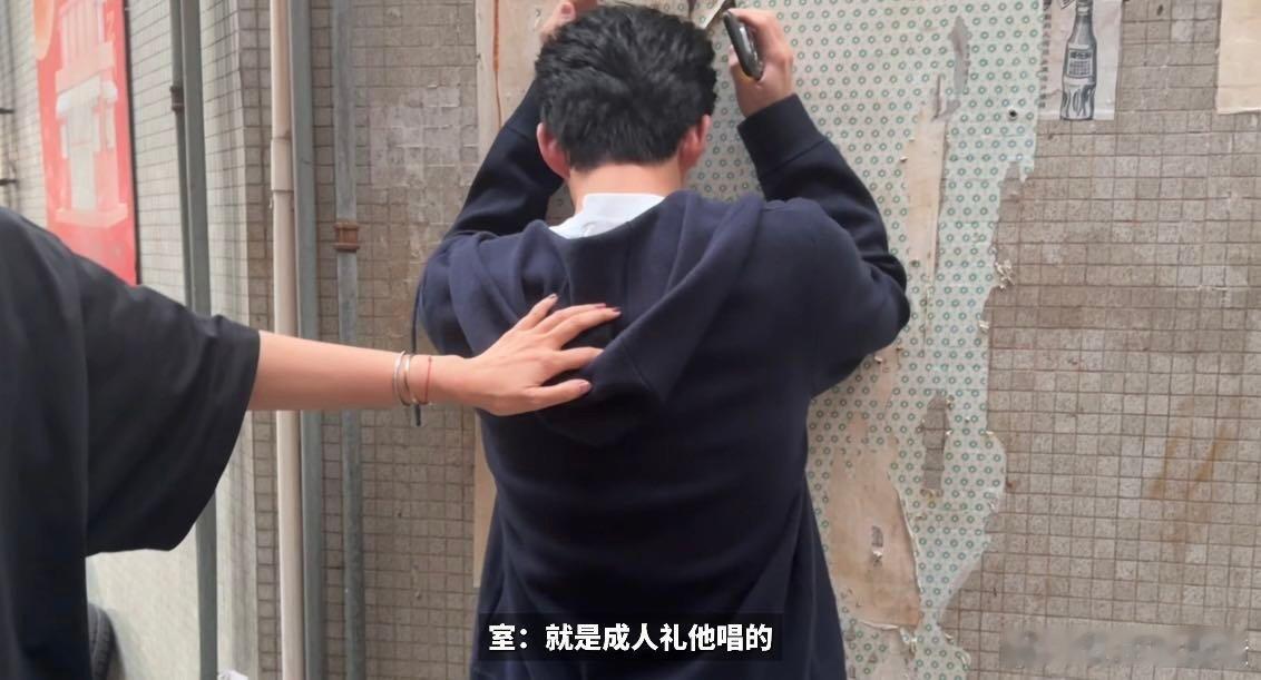 吴磊听十八岁唱的歌害羞到扶墙吴磊和粉丝们从来都是双向奔赴…… ​​​