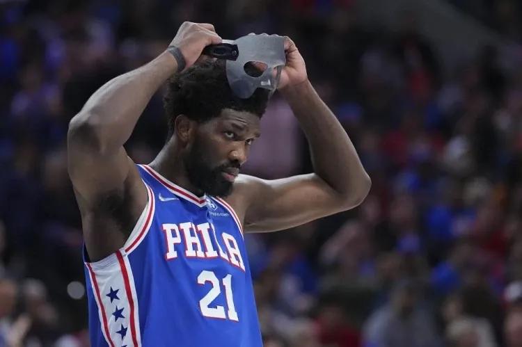 恩比德复出，76人在主场以20分的优势大胜热火，将两队的比分改写为1-2。前两场