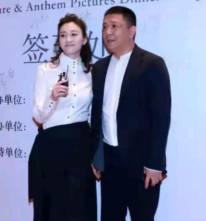 李小冉快五十岁了，看着非常年轻，她和徐佳宁结婚后，一直没有小孩。

据说是因为还