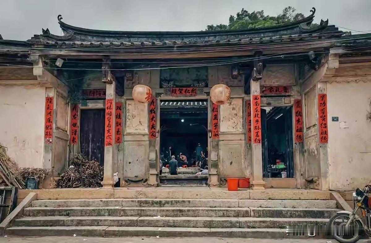 两年前老家的祠堂因为年久失修，加上连绵大雨，倒塌了。村里的老家长建议重修祠堂，大