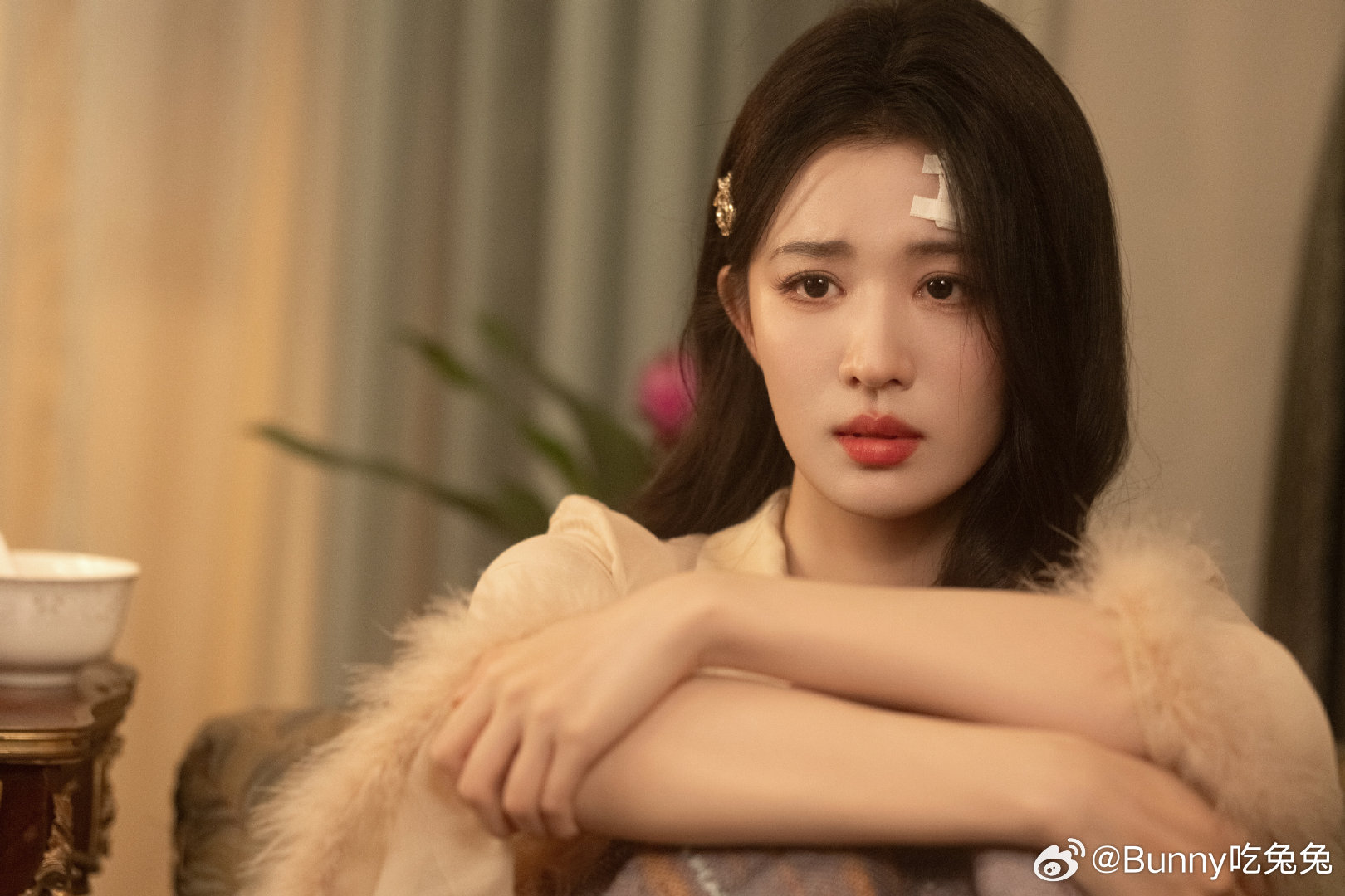王楚然新剧上位者姿态拿捏 任素素谈判名场面封神，王楚然一开口就是上位者冷静气场，