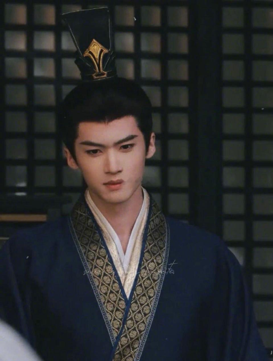 终于轮到闫桉上桌了 默默努力了这么久，终于等到他担纲古装男主。看他定妆照里那霁月