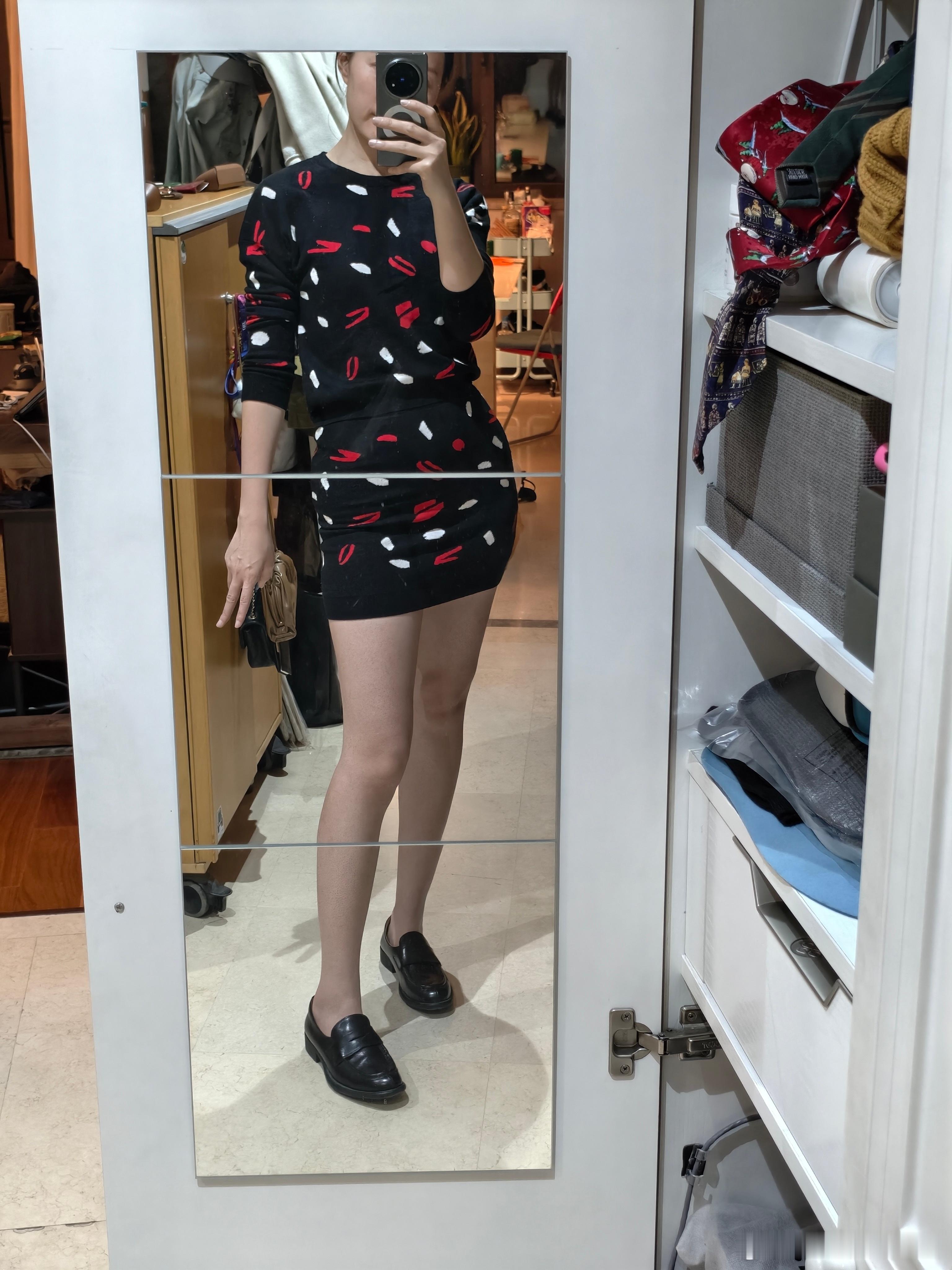 准备收拾一些多年不穿的衣服捐出去然后一件一件的过发现以前买了好多抽象装比如这套烈