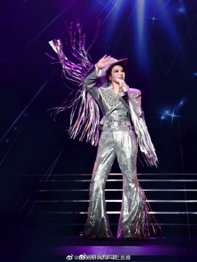 乌兰图雅人气民族 + 流行双 buff 叠满，乌兰图雅人气持续在线乘风2026