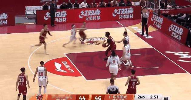 奎因大战约克很精彩！奎因突破暴力扣篮回应约克高难度拉杆



广东和浙江对决很精