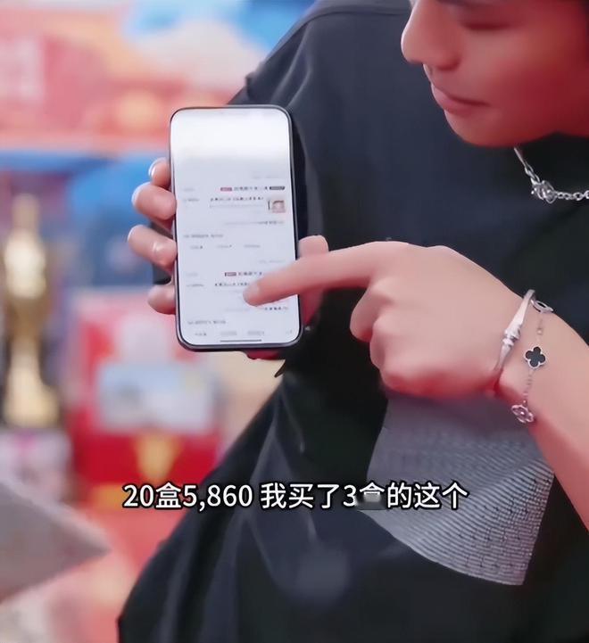 最近，疯狂小杨哥因销售美诚月饼陷入舆论风波。他模仿美心月饼的名字和包装，利用文字
