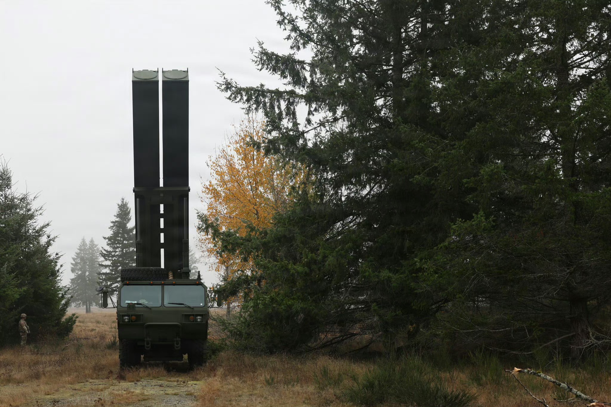 美军宣传部门不慎发布的高超弹发射车照片，比以往的能看清更多弹筒的细节。这组照片的