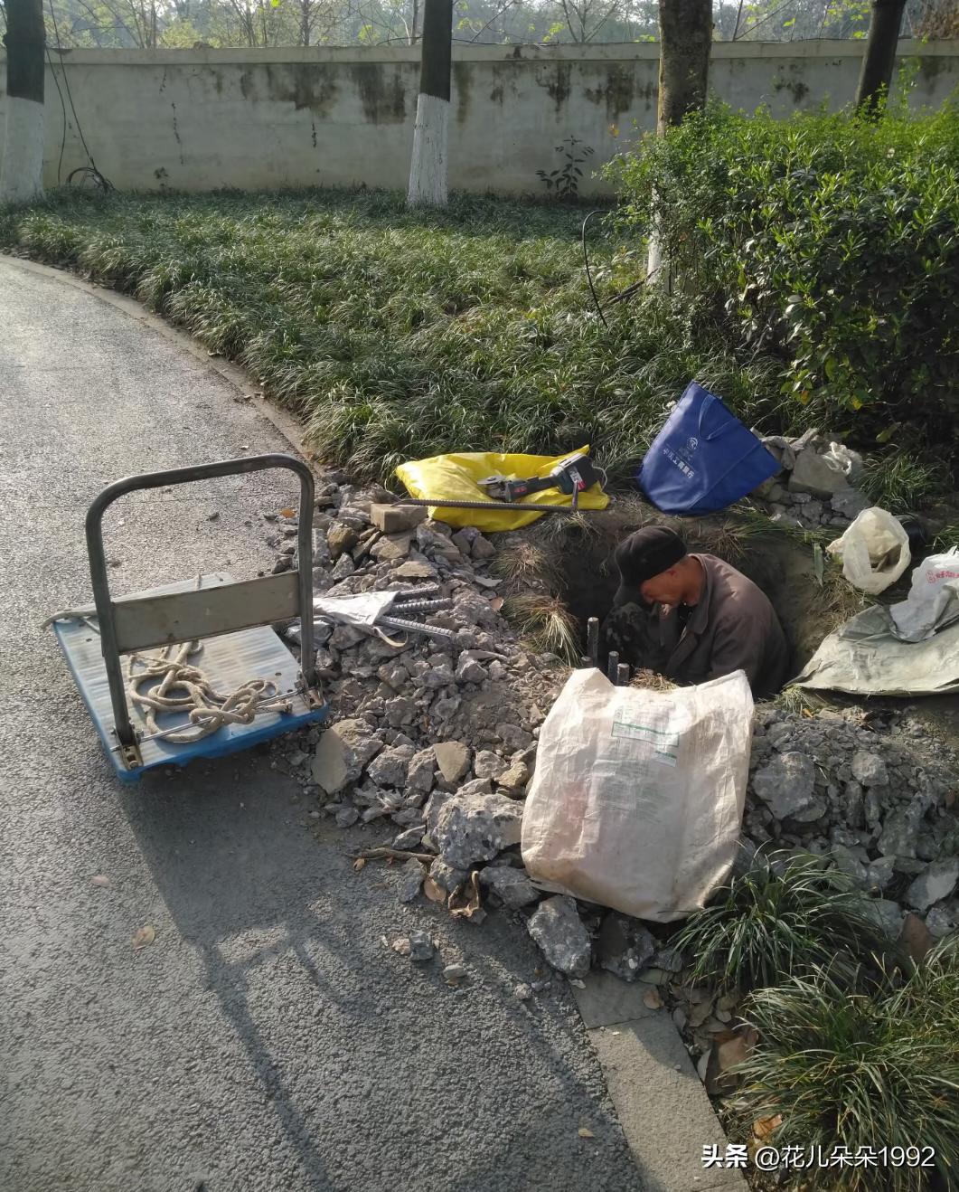 三张照片告诉你，挣钱好难
路边一个废弃的电线杆基座，几根钢筋镶嵌在水泥里。这个6