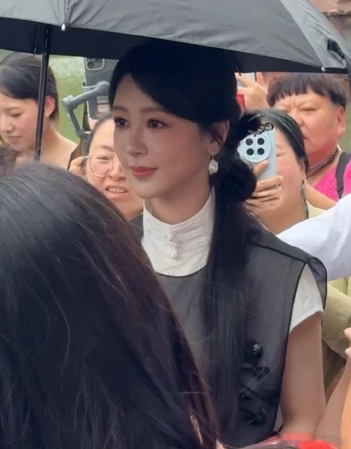 西递偶遇杨紫安徽西递偶遇杨紫 网友偶遇杨紫现身安徽西递，好幸福！