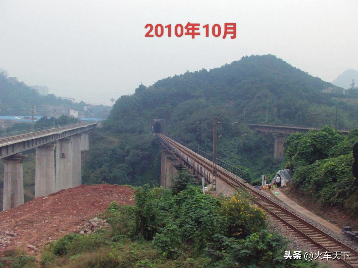 相隔十几年的时间在同一处地方不同角度所拍，只有中间那座桥还是老桥，但是线路已经废