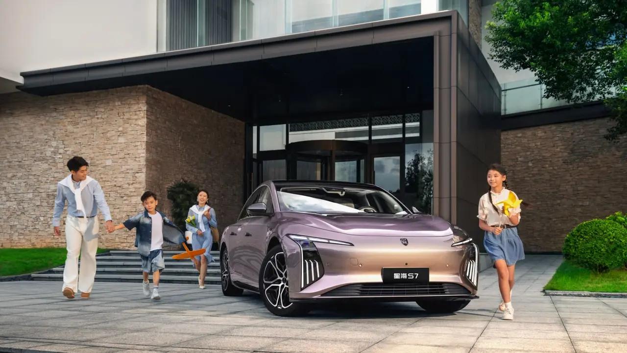 过年搭子选星海星海V9的无框车门是它的一大亮点，开关门质感不错，尤其是晚上解锁时