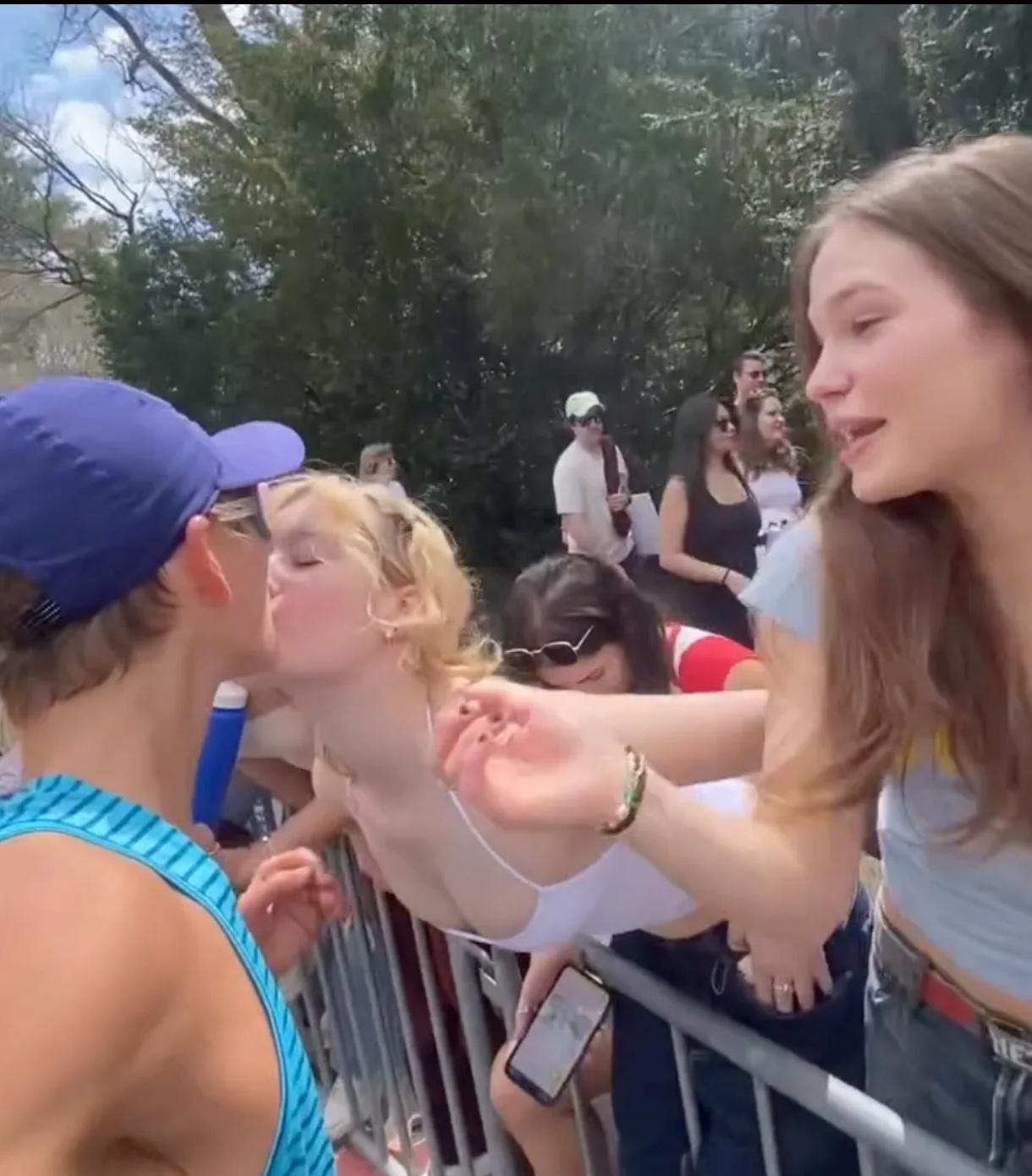 波士顿马拉松名场面来了！这才是跑马最顶的精神补给！小伙被亲到不好意思了！
 
全